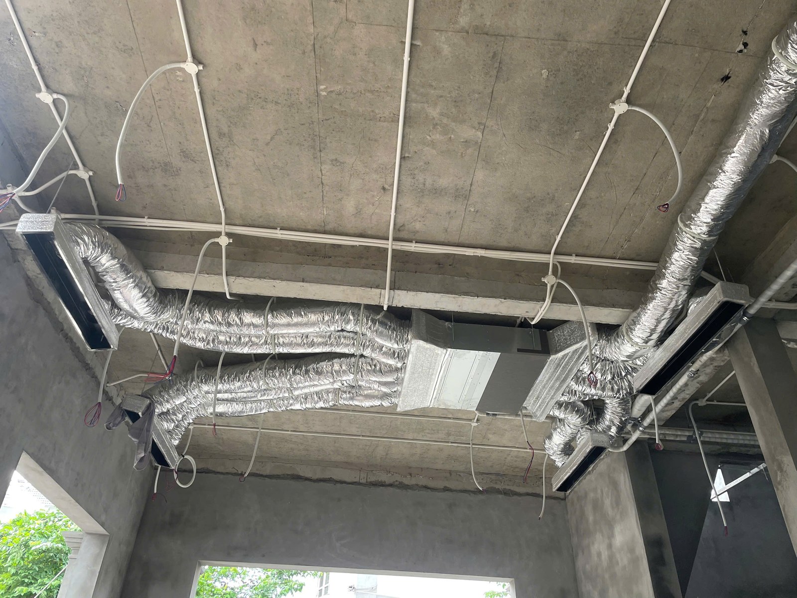 Hệ thống đường gió phía trên trần tại công trình thực tế.